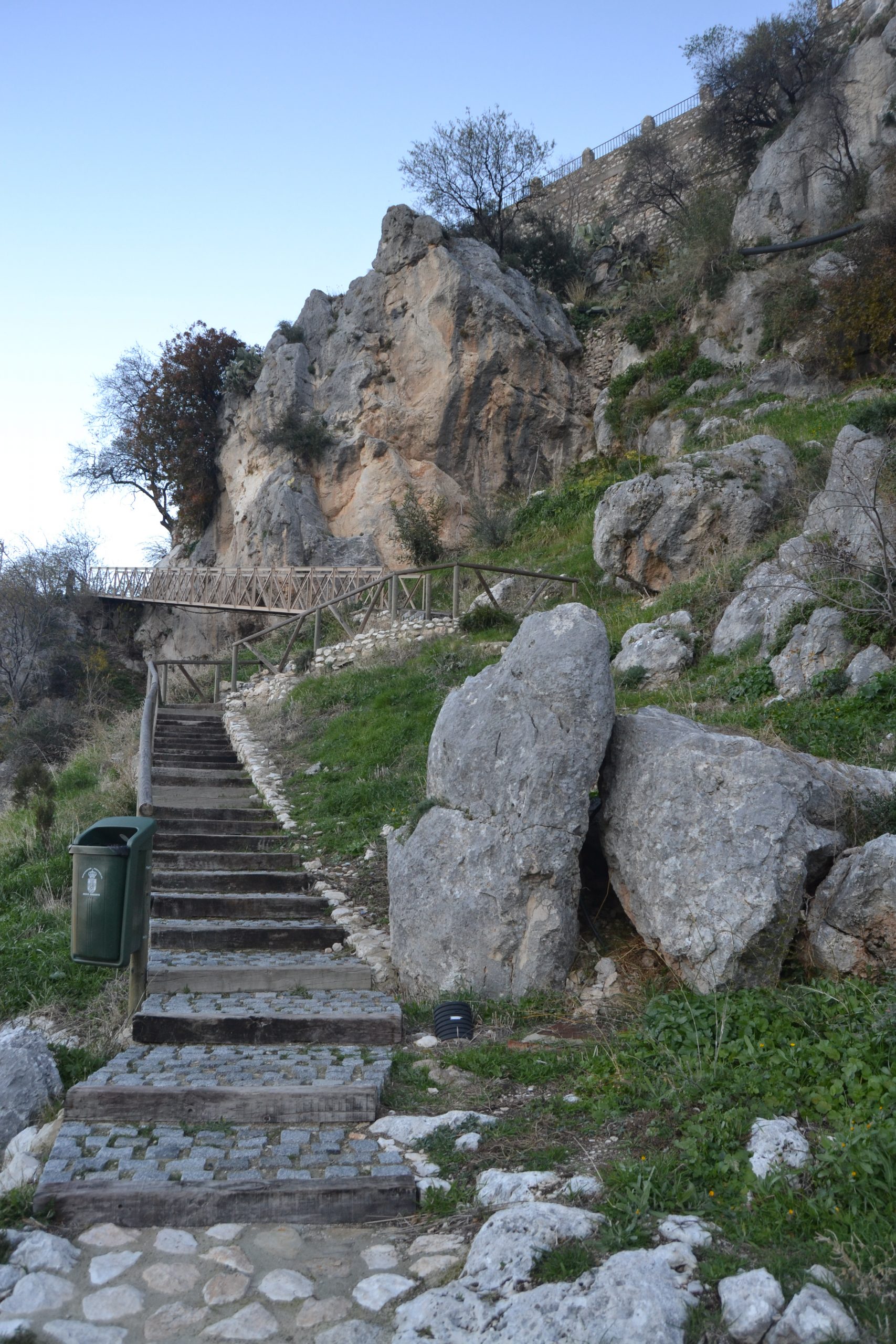 Escaleras de acceso a Zuheros