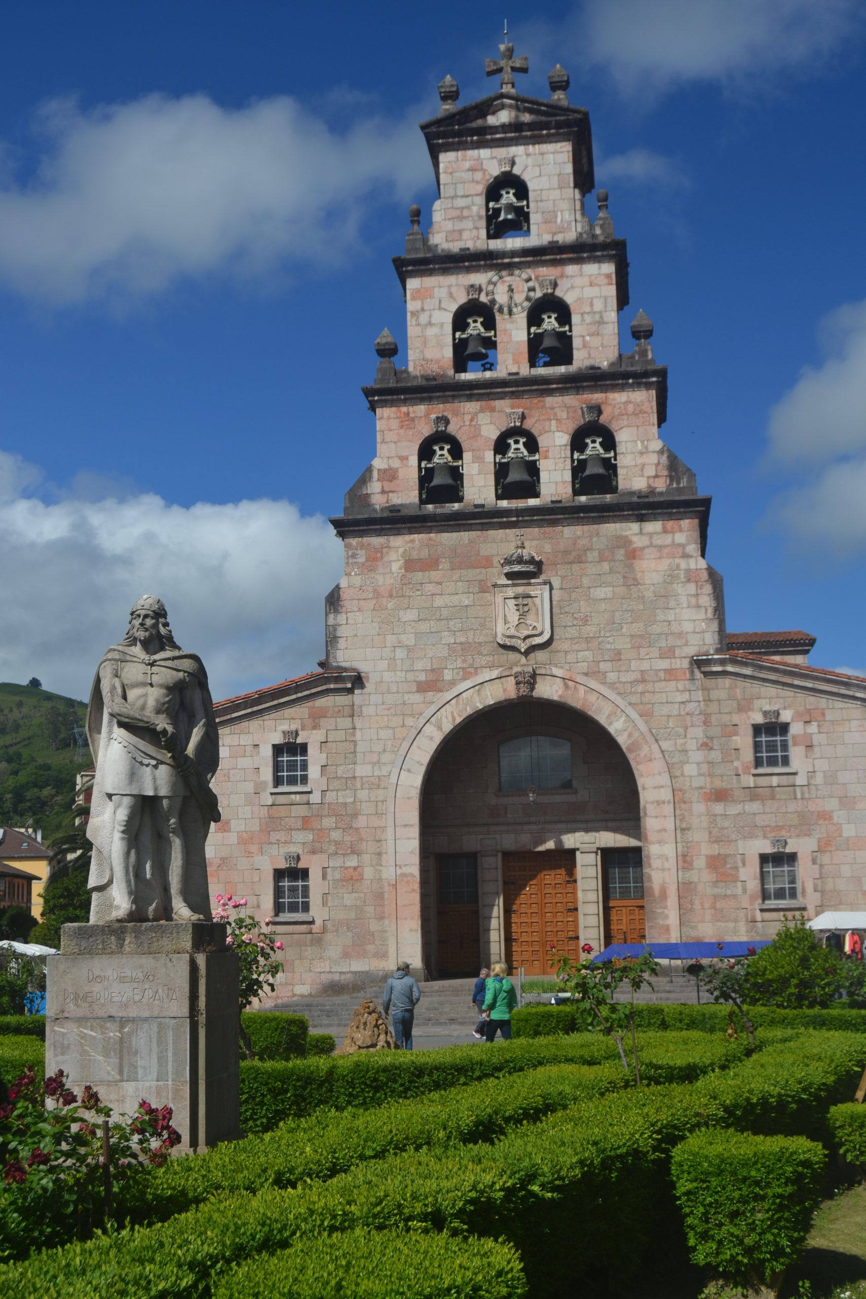 Estatua de Pelayo e Iglesia de la Asunción