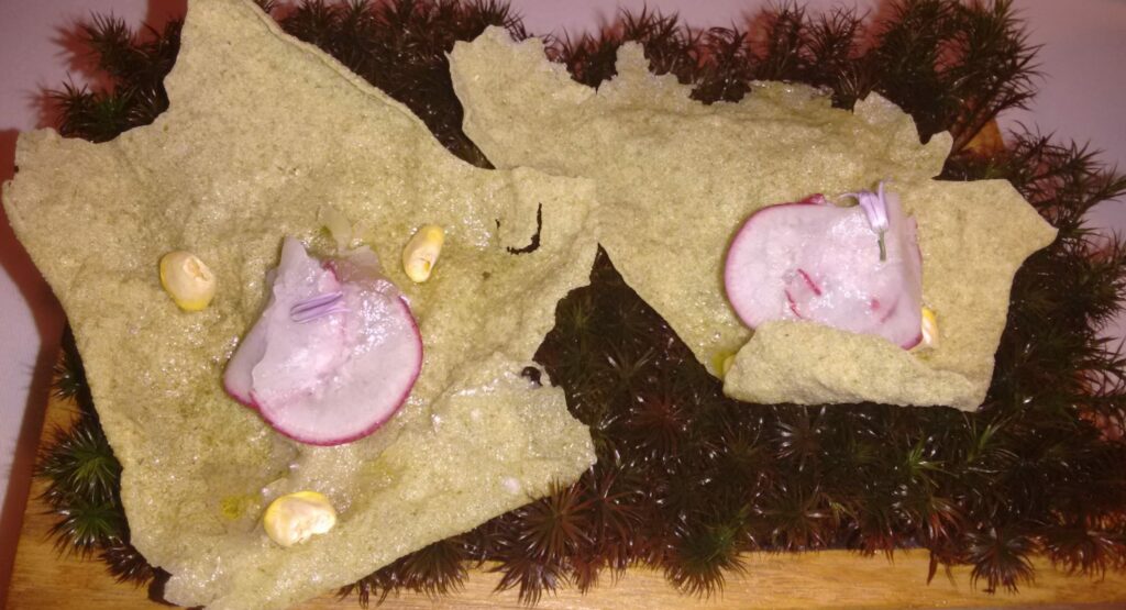 Galleta de arroz y algas con ceviche de frutos de mar