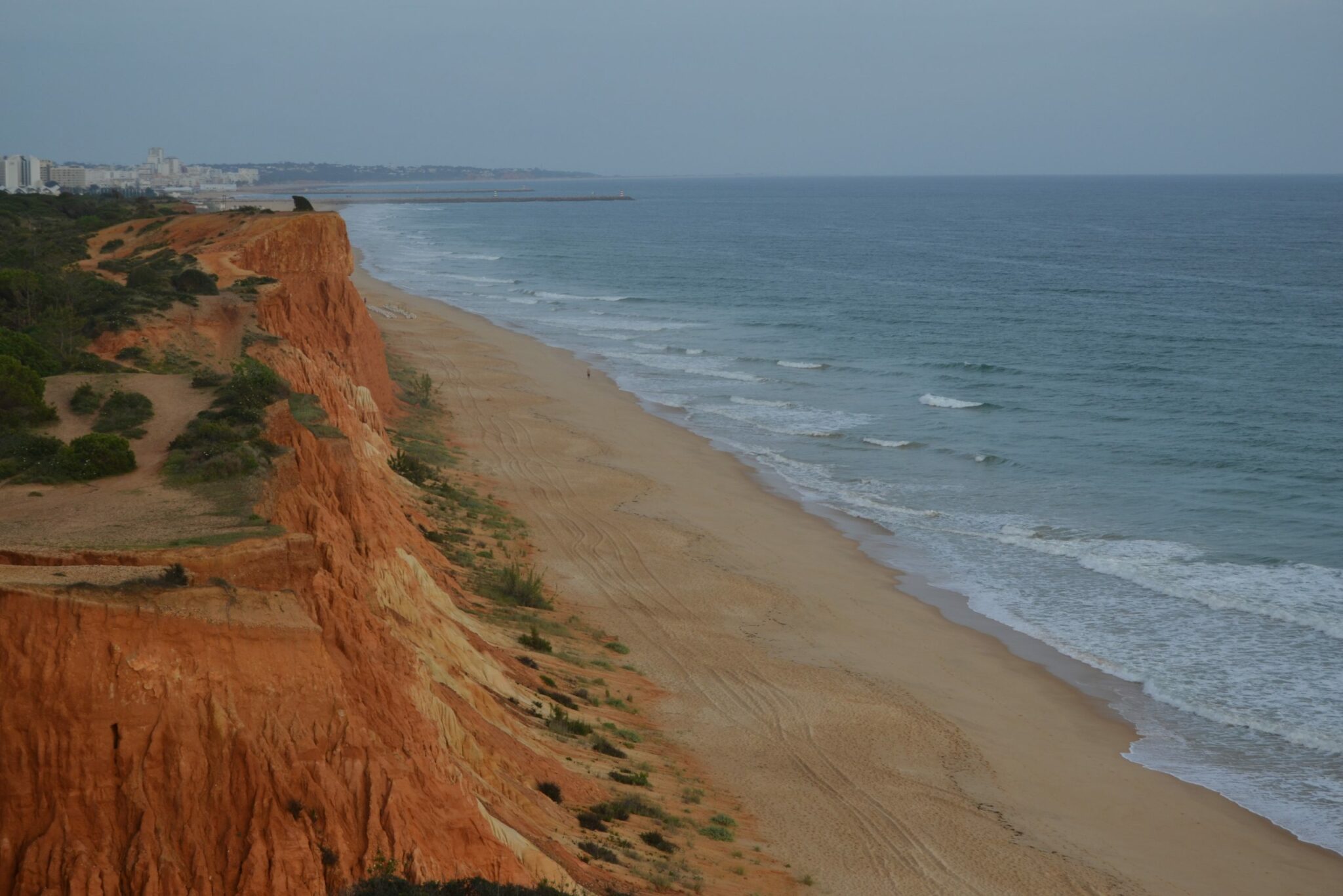 Vista de la playa con Villamoura al fondo