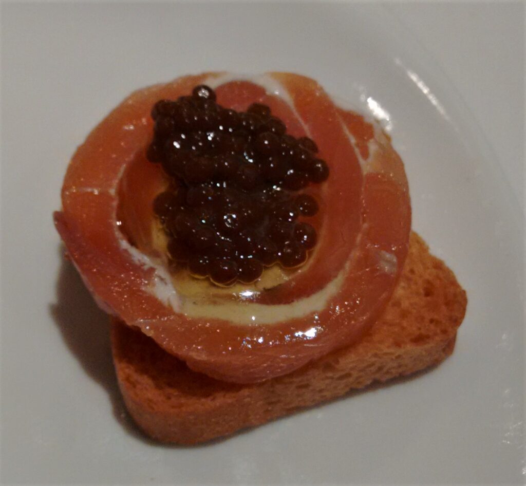 Rulada de salmón con su caviar