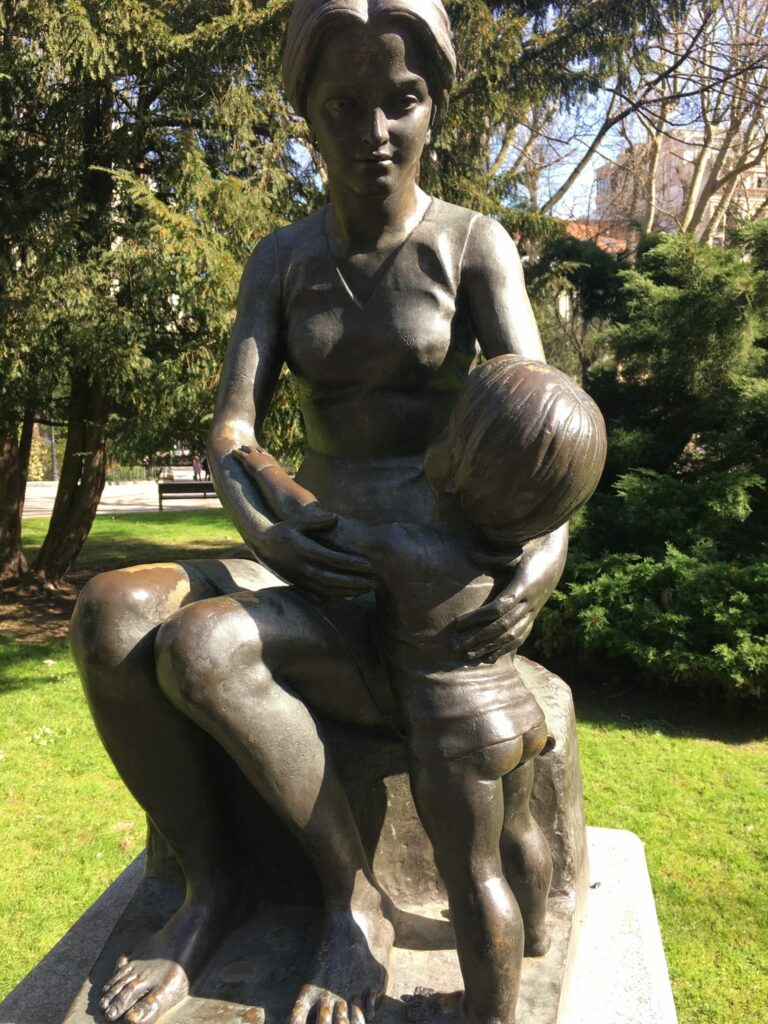 Estatua de “La Maternidad” en Oviedo