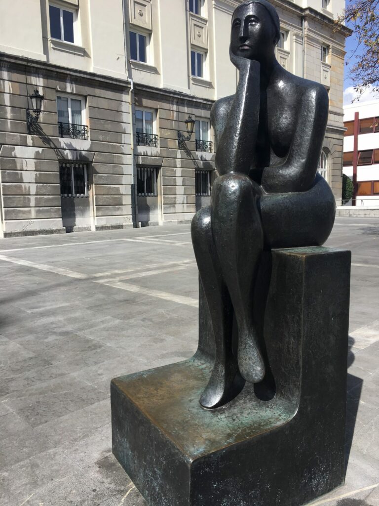 Estatua de la "Pensadora" en Oviedo