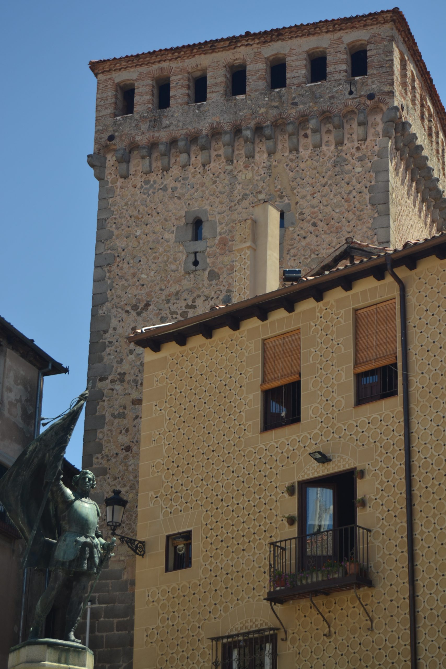 Estatua de Juan Bravo y Torre de Lozoya