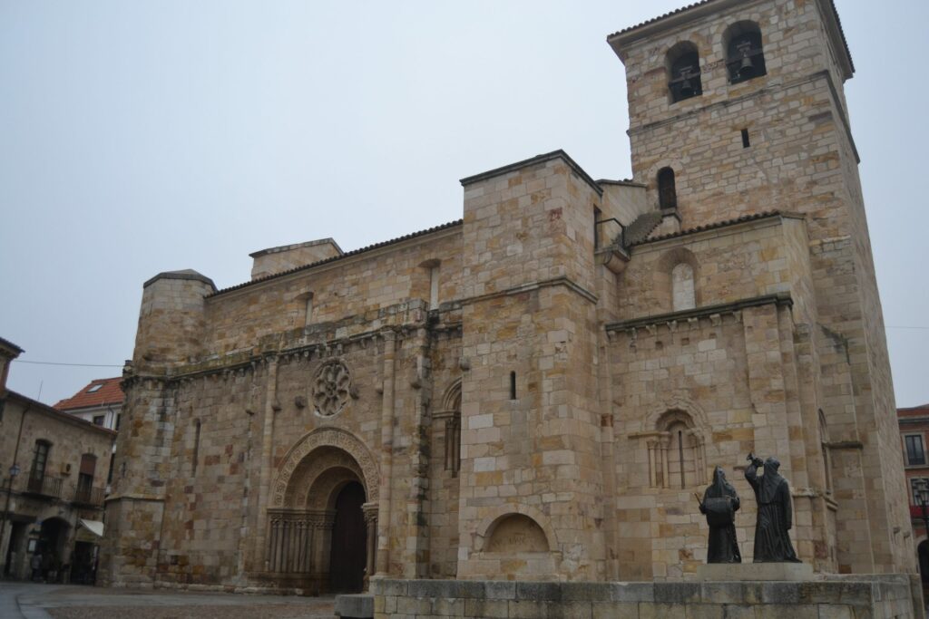 Iglesia de San Juan y Monumento al Merlú
