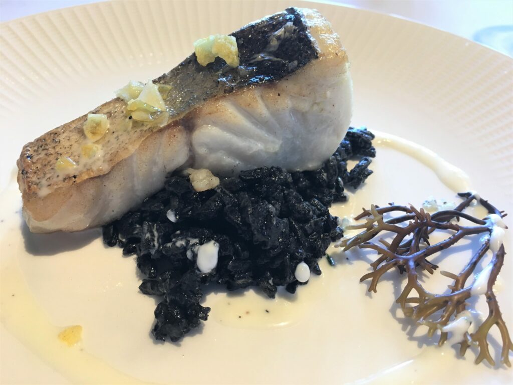 Lomo de merluza de anzuelo sobre arroz negro de txipirón y ali-oli
