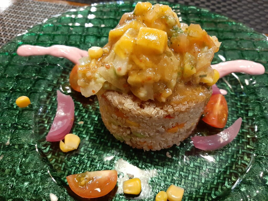 Timbal de quinoa con verduritas y un tartar de tomate y aguacate