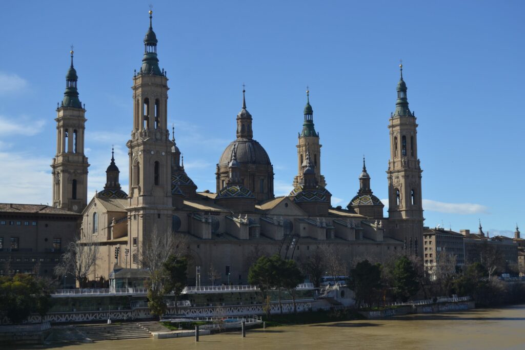 Basílica de Nuestra Señora del Pilar y el muelle 
