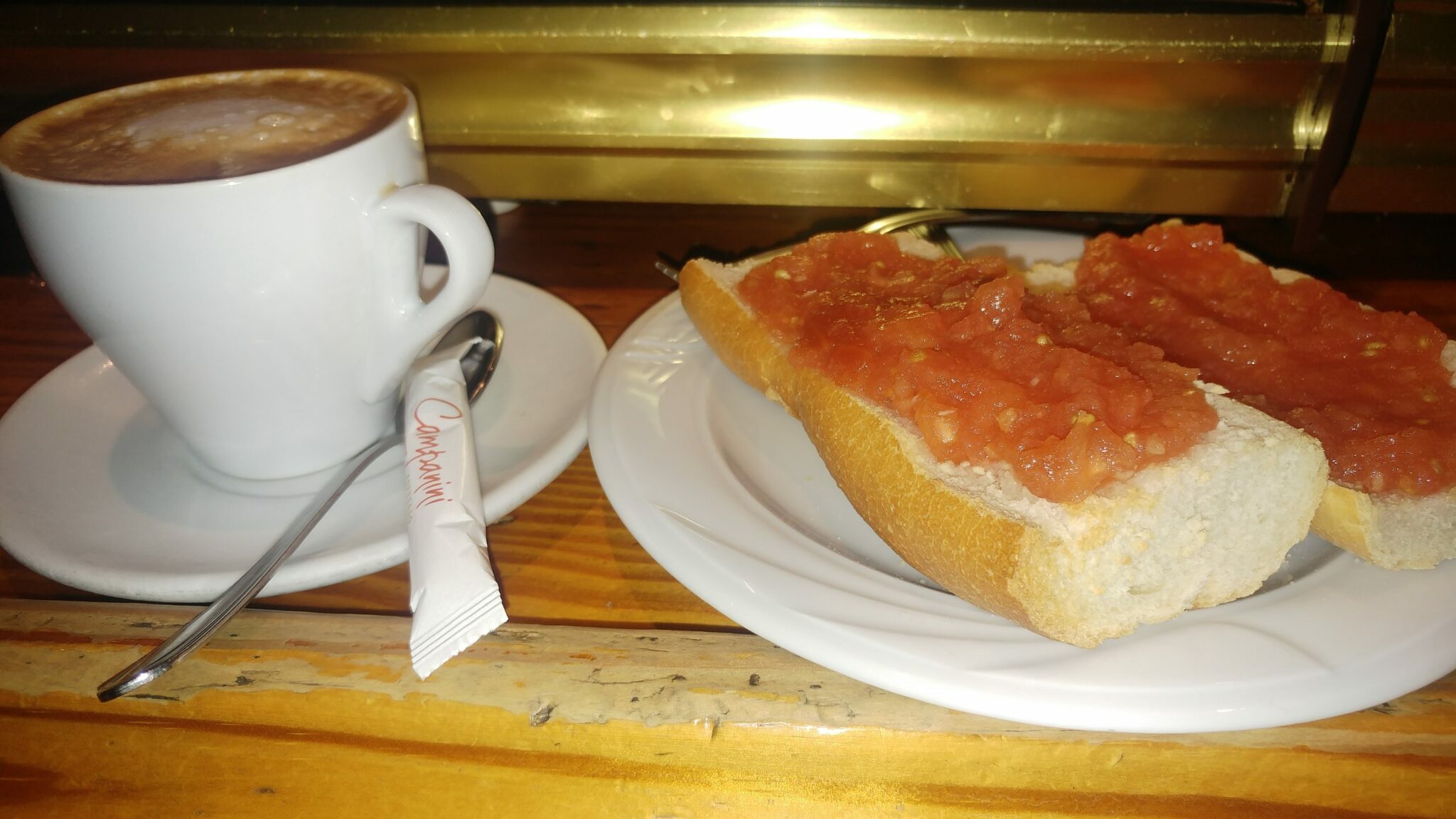 Café con leche y Tostada de tomate