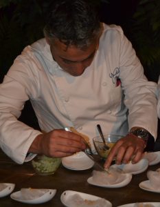 Ricardo Pérez elaborando uno de sus platos