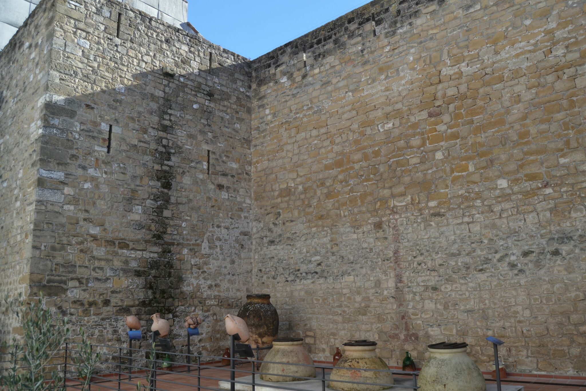 Patio del Museo junto a los restos de la Muralla de Úbeda