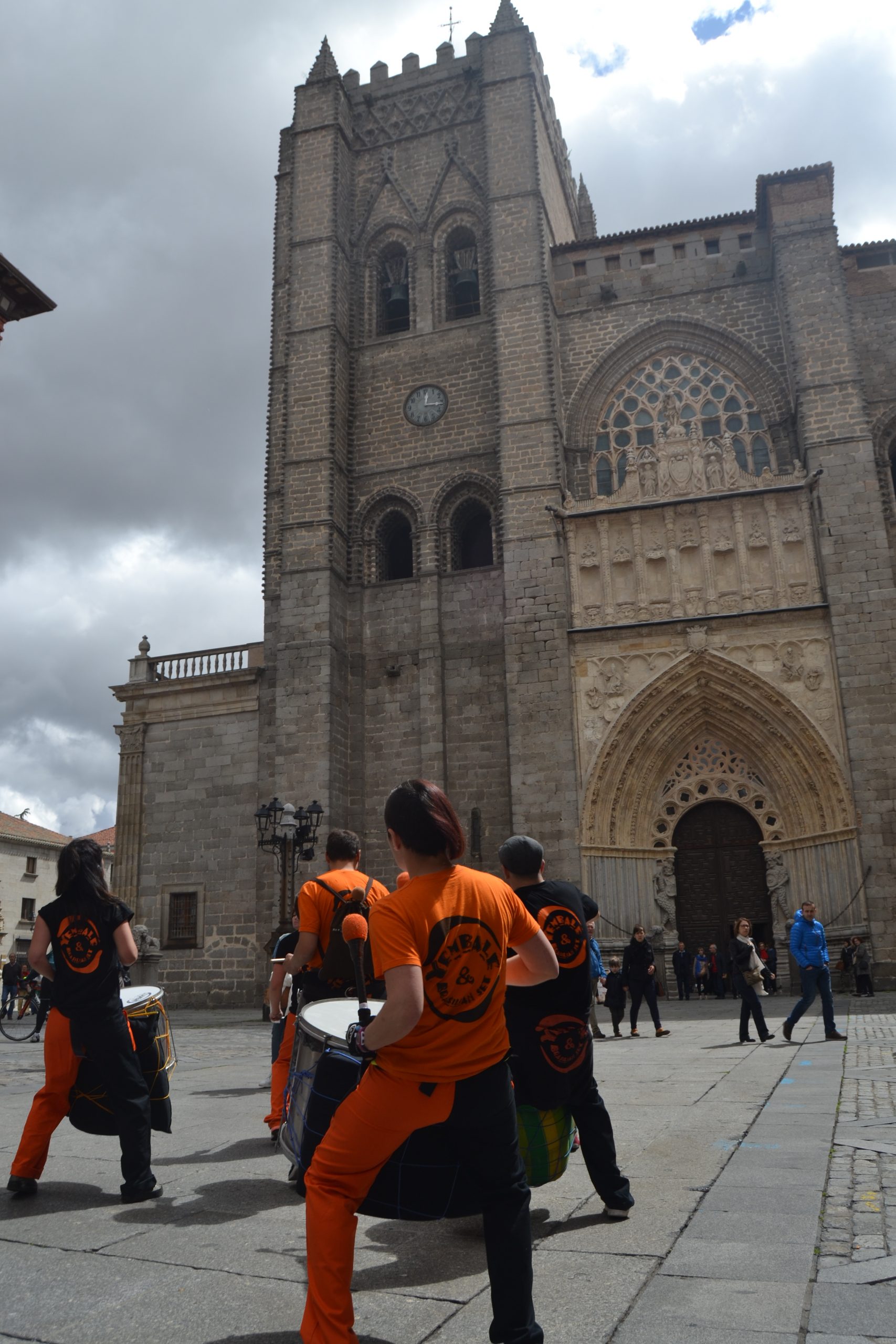 Yembalé frente a la Catedral de Ávila en la #TuitQuedadaCultural