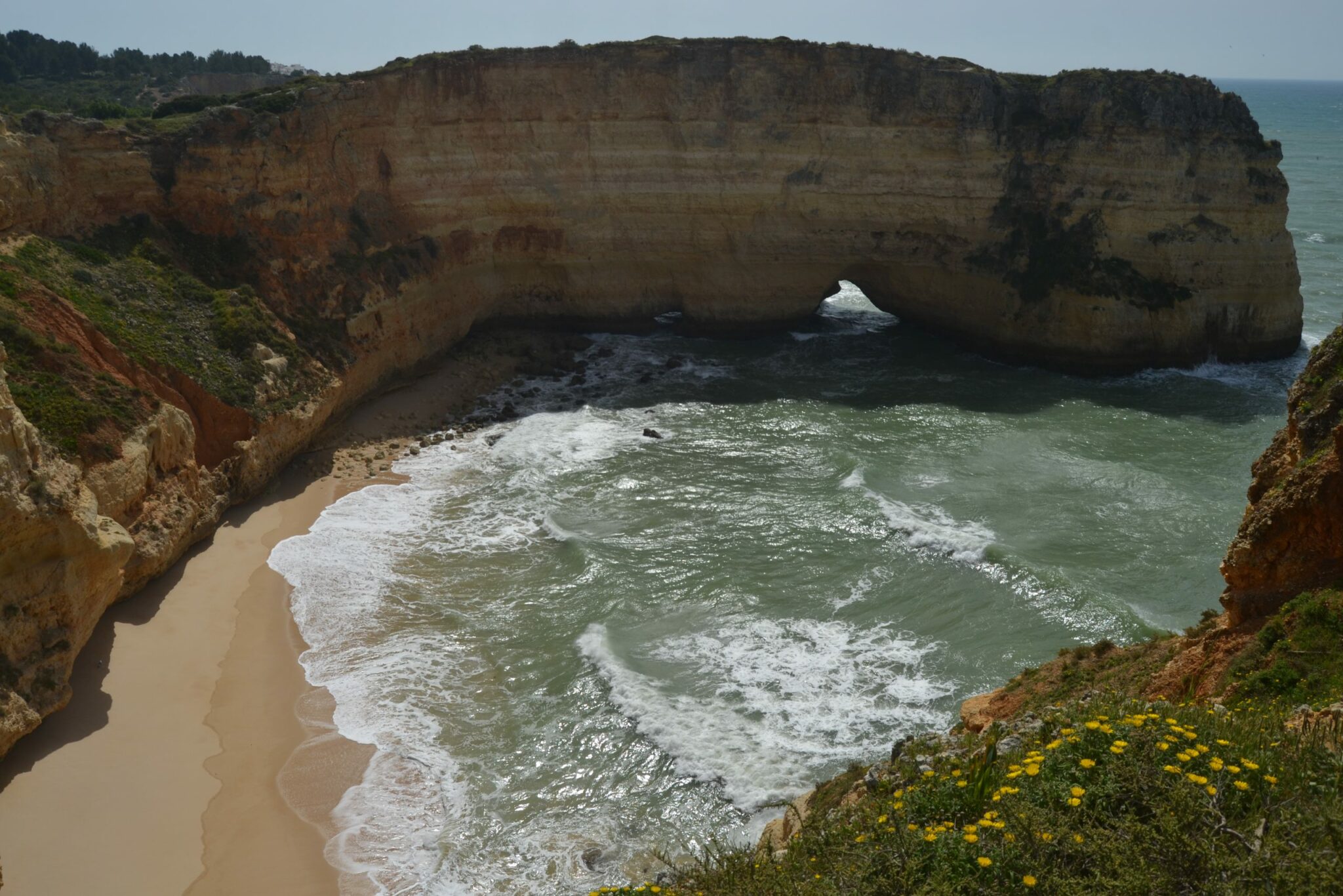 Arco de una playa natural del Algarve