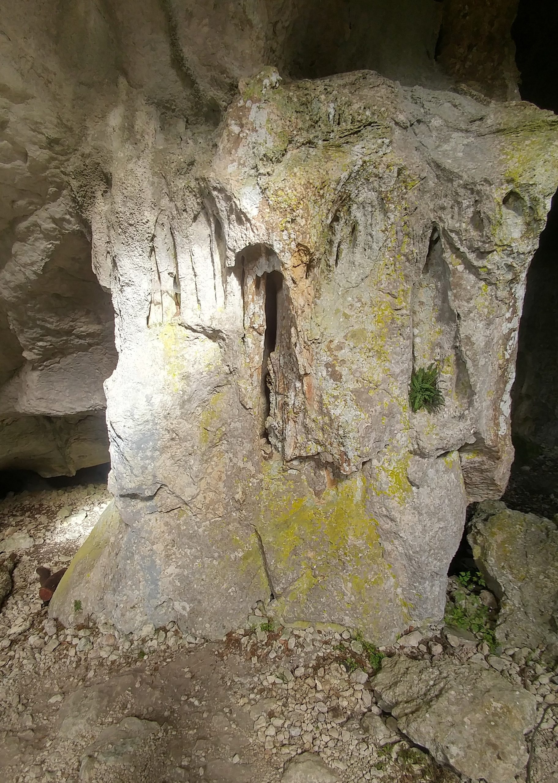 Columna de la Cueva de Rojo