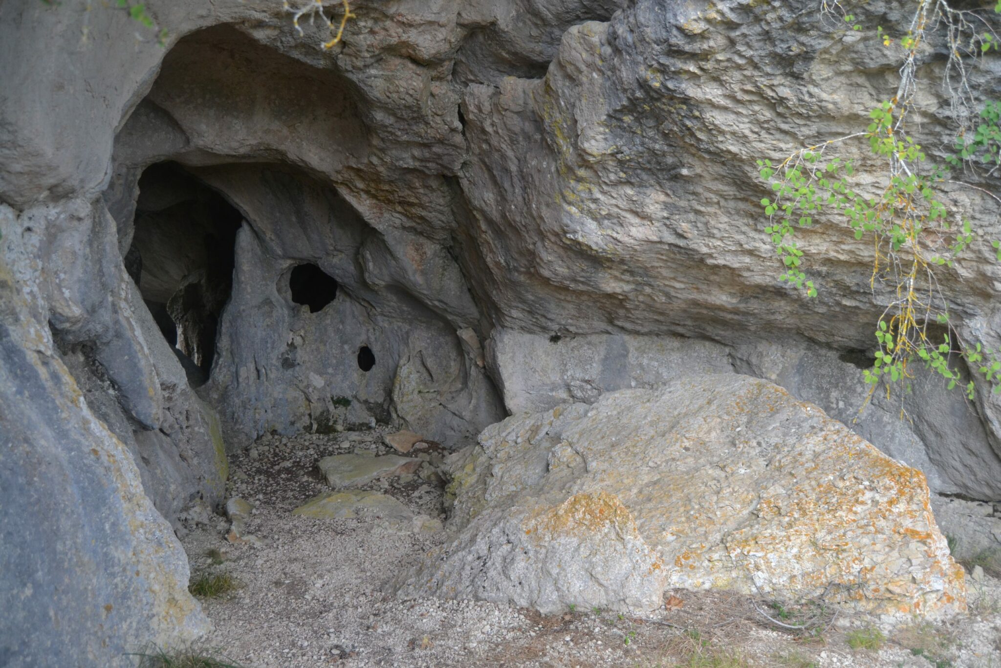 Entrada posterior de la Cueva de Rojo