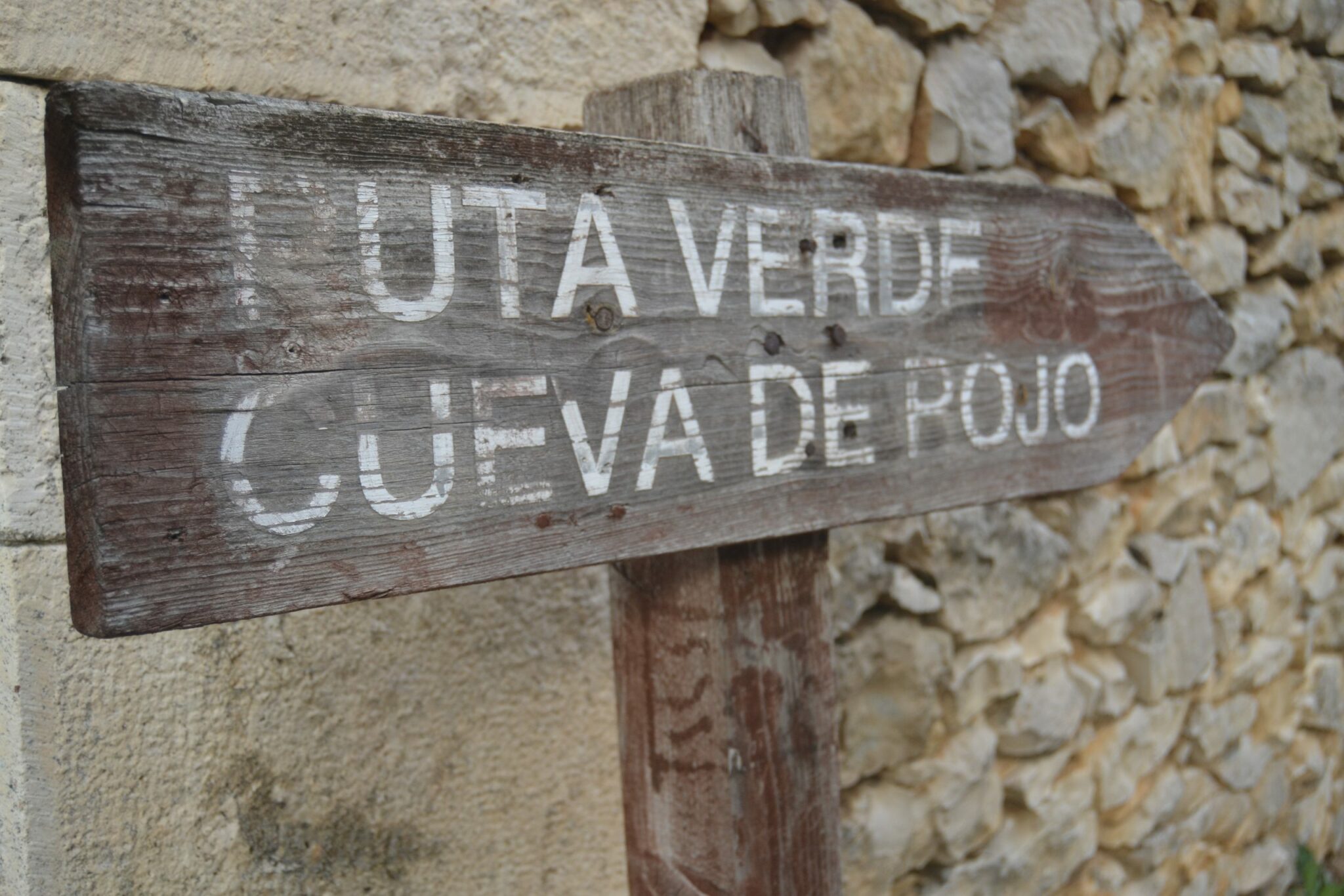Indicaciones a la Cueva de Rojo en Puentedey