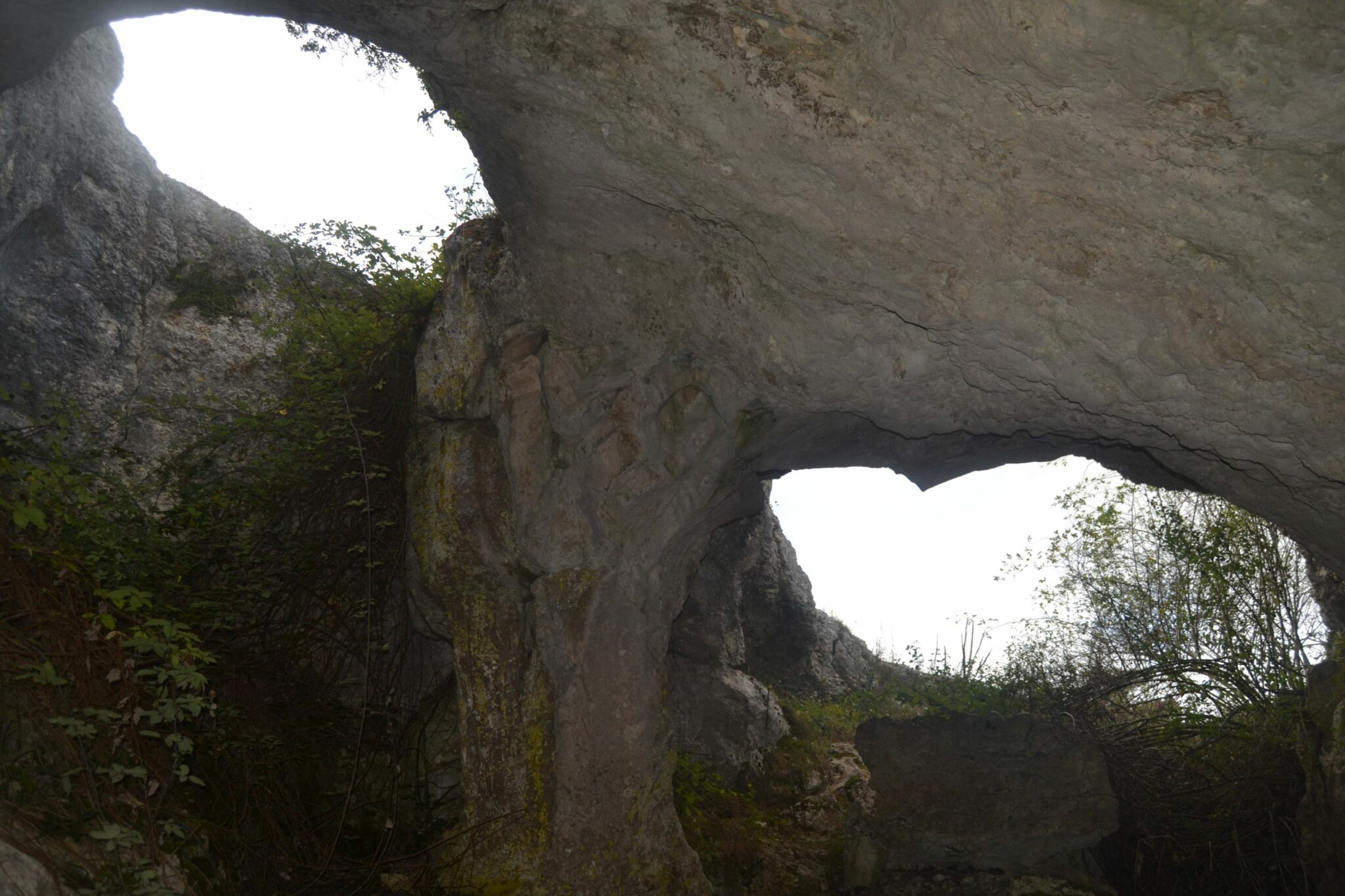 Entrada y agujero de la cueva desde el interior 