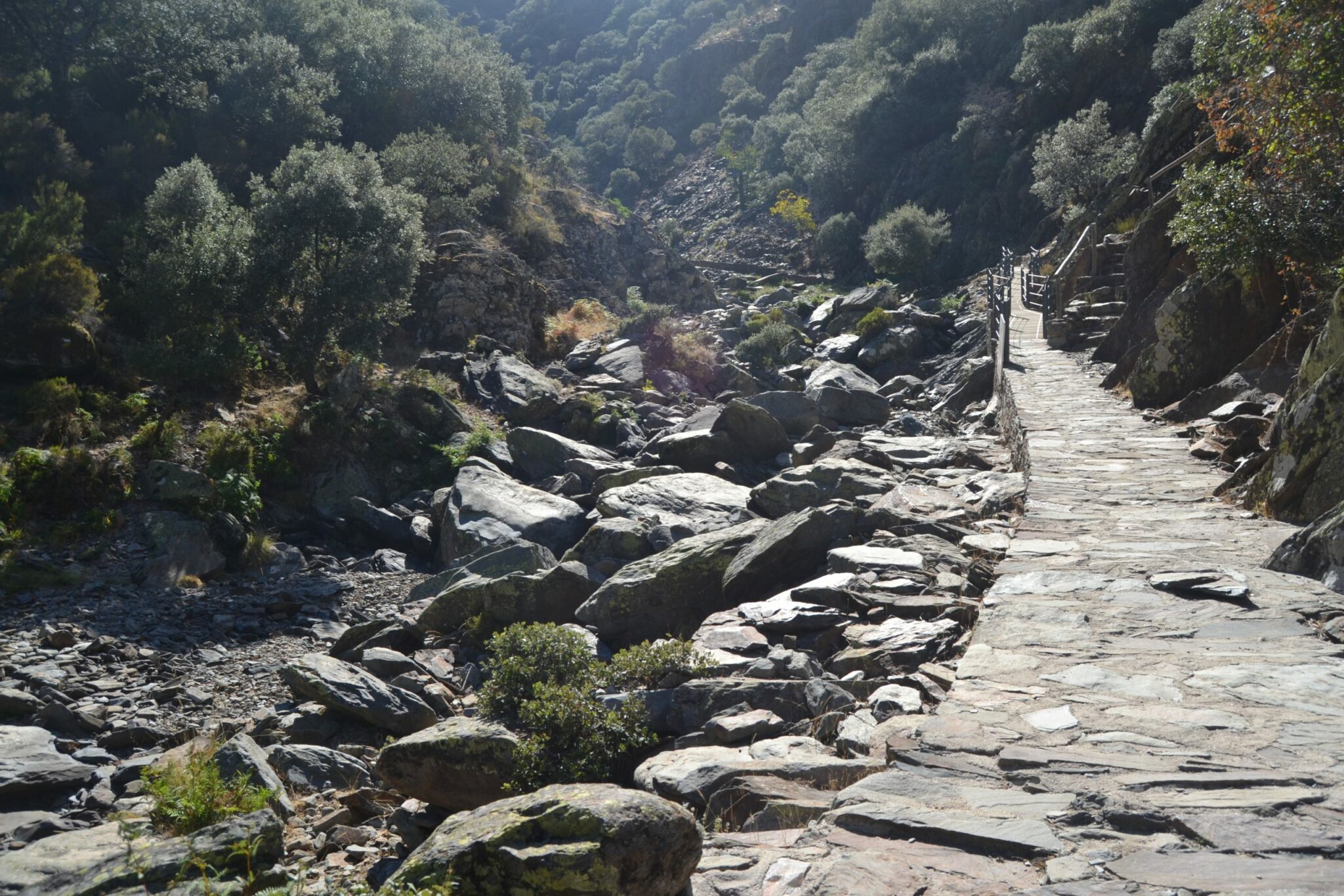 Camino de piedra junto el Arroyo de la Meancera