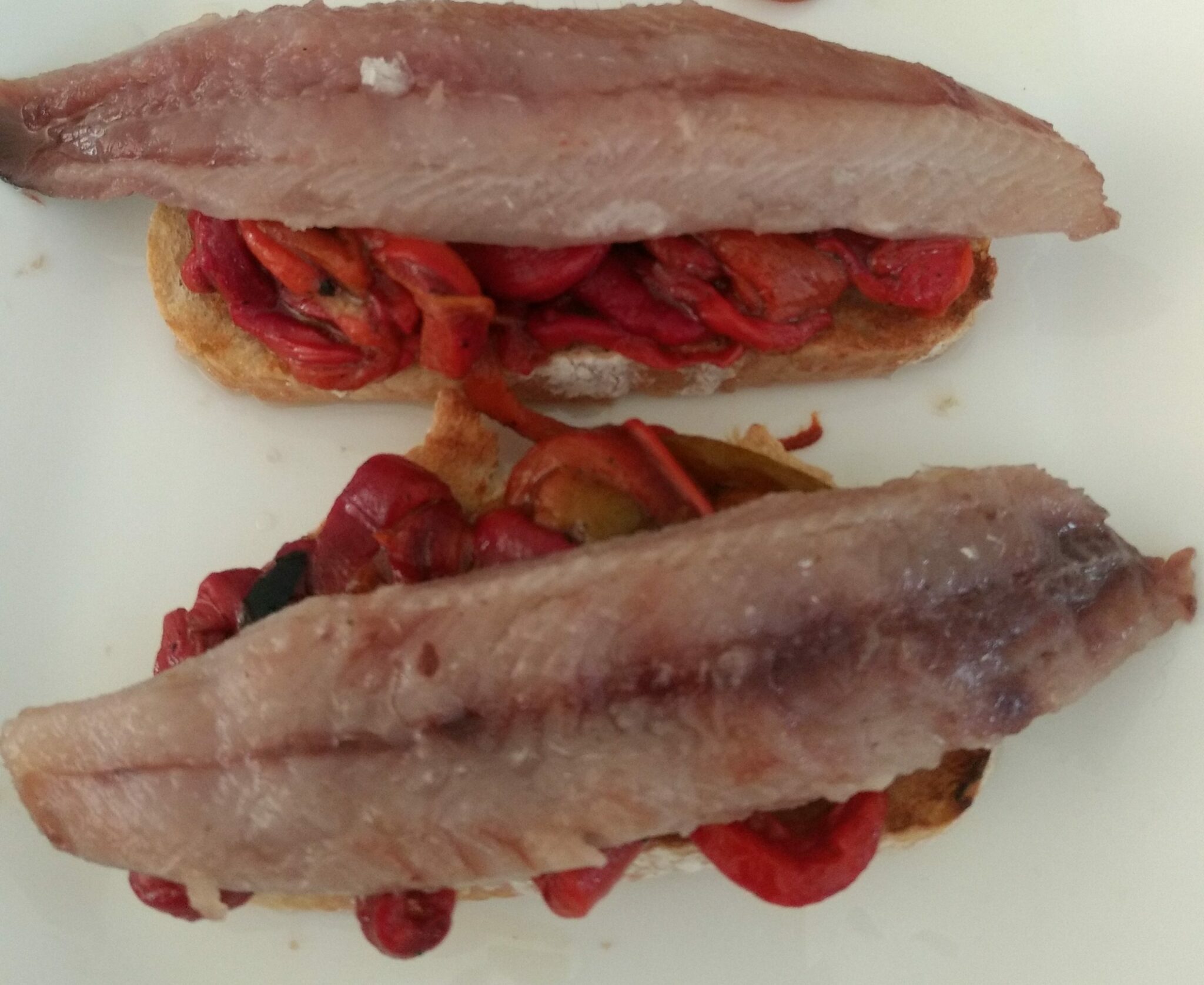 Tosta de pimientos asados con sardina ahumada