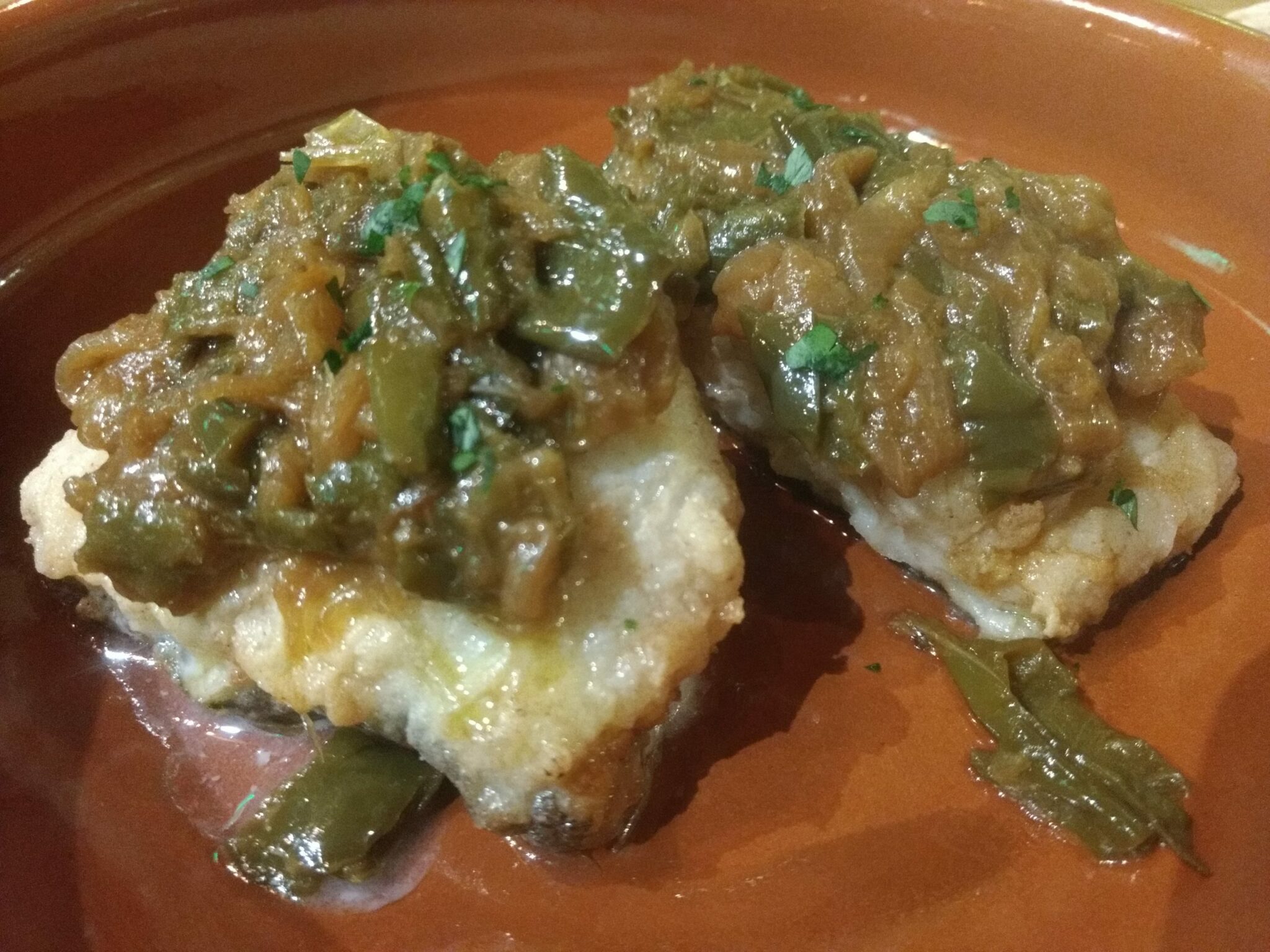 Bacalao frito con piparrak o pimientos verdes