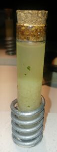 Caldo de betas y miso con algas wakame