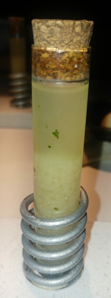 Caldo de betas y miso con algas wakame