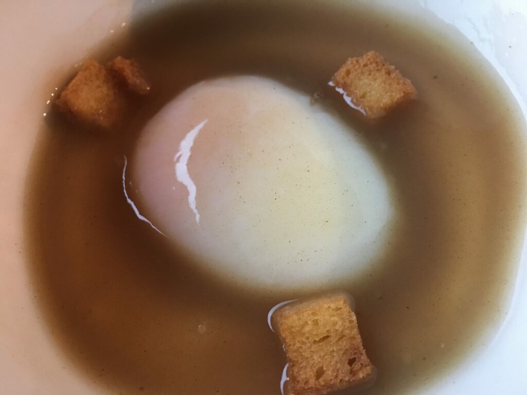 Huevo de gallina campera Km 0 con caldo de atún seco