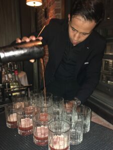 Ricardo, preparando el cocktail Caballero oscuro