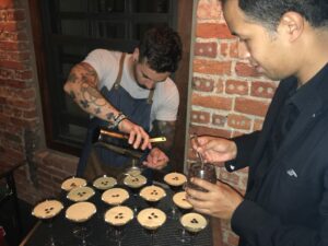 Ander y Ricardo preparando el Cocktail Espresso Martini