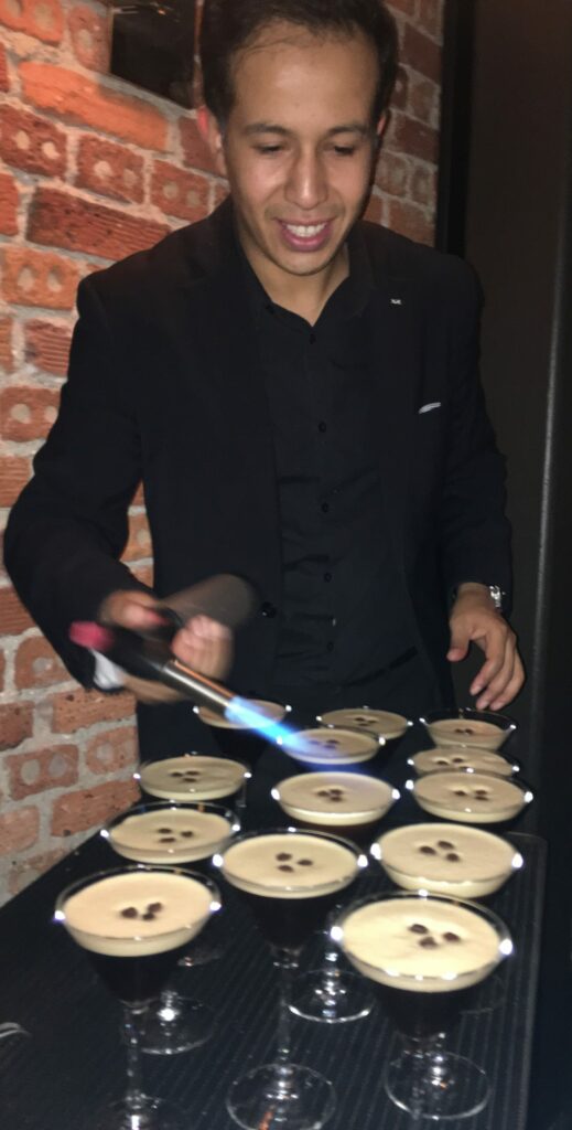 Ricardo finalizando el Cocktail Espresso Martini