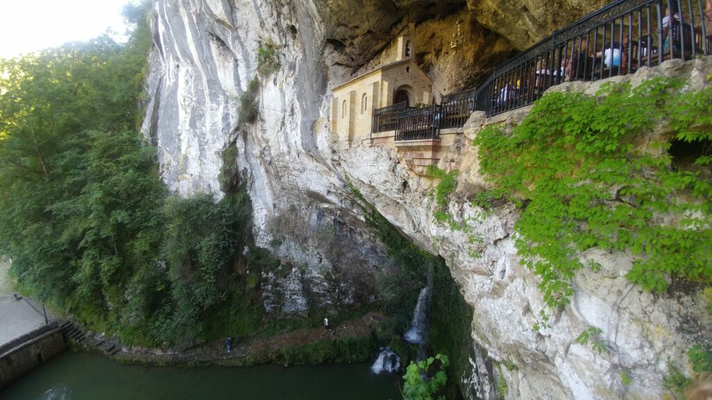 Cueva Santa y Cascada de los Siete Caños