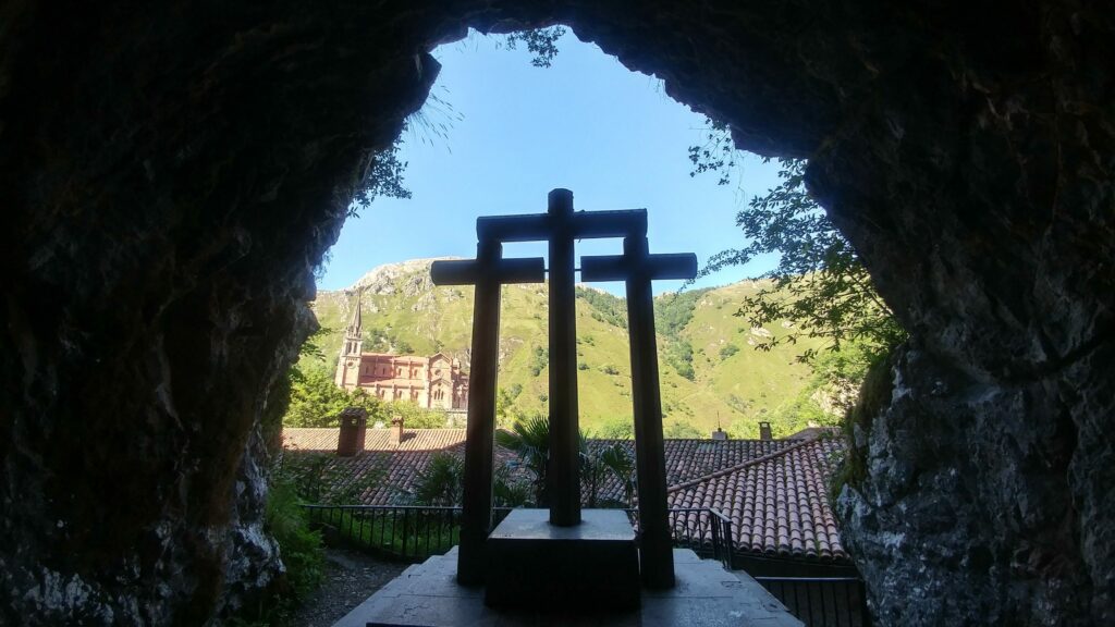 Basílica de Covadonga desde la cueva