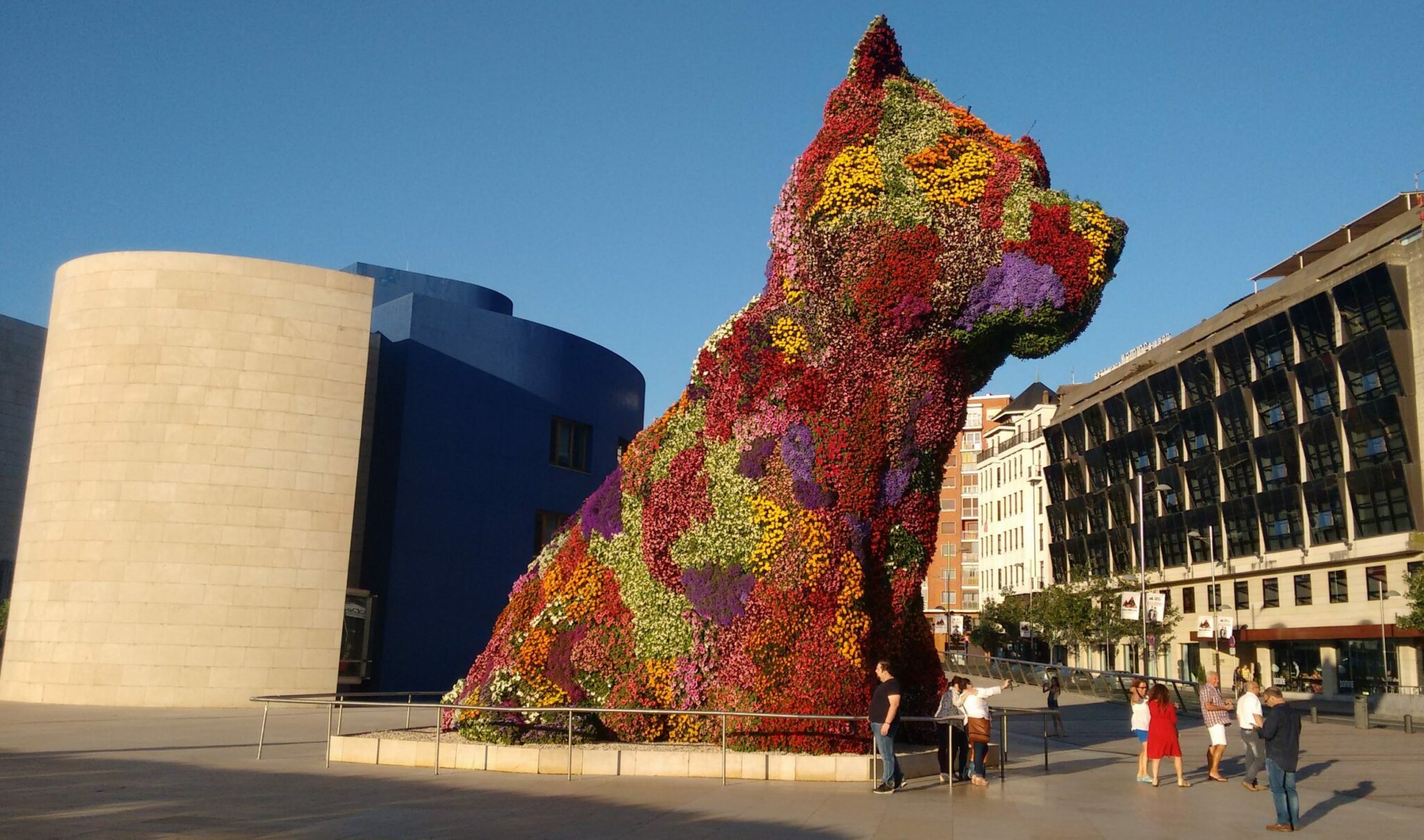 Puppy frente al Gran Hotel Domine Bilbao