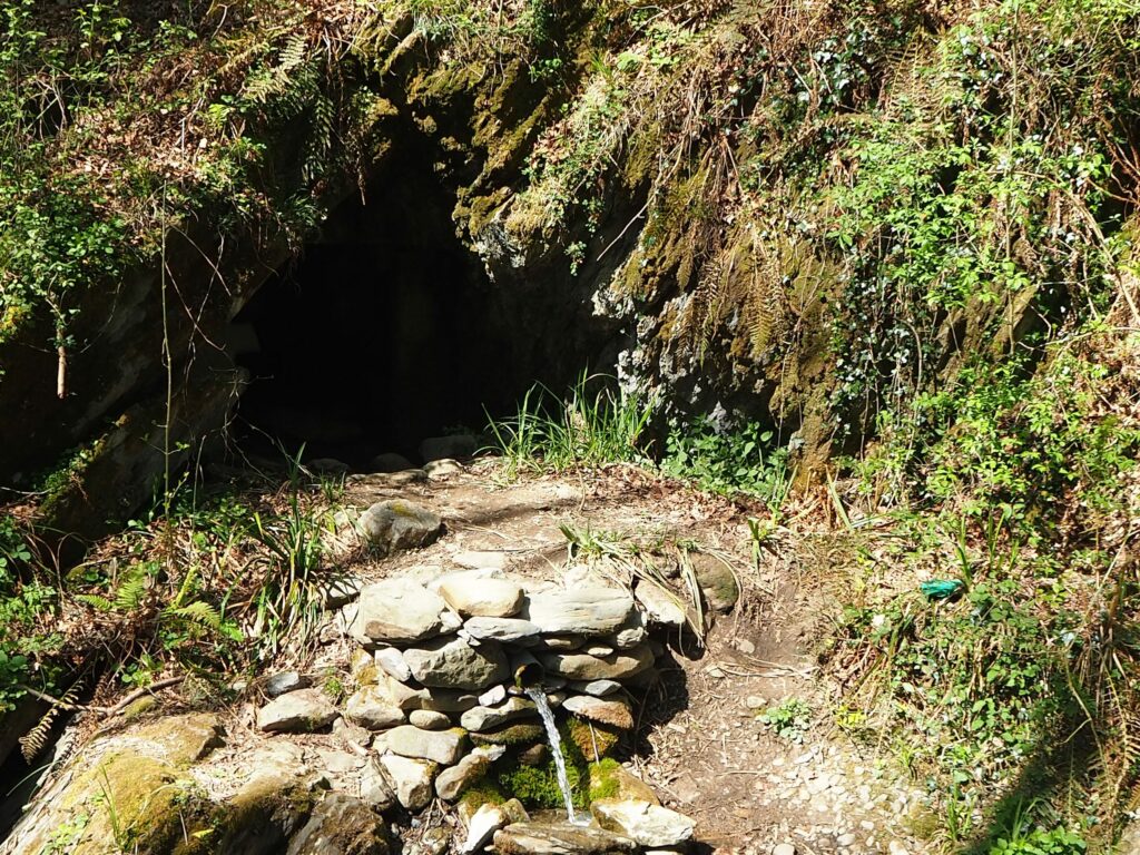 Cueva y fuente junto al arroyo Bolintxu