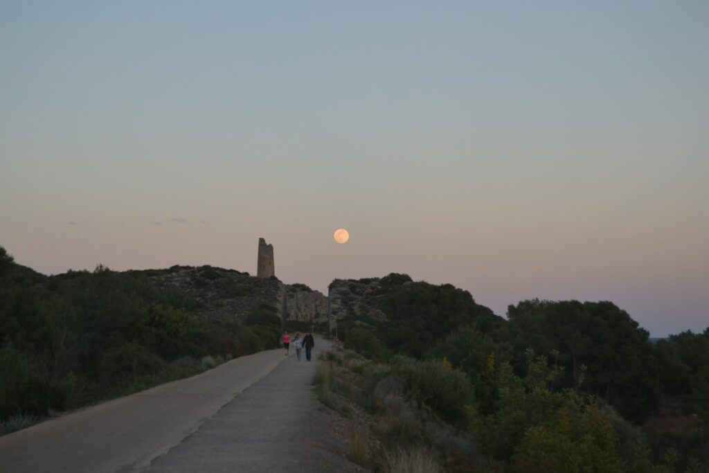 La luna sobre la Torre de Colomera 