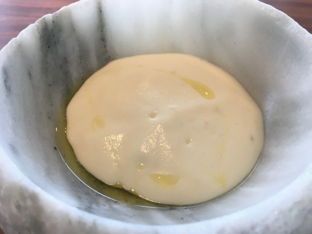 Jurel o chicharro marinado con una crema de coliflor.