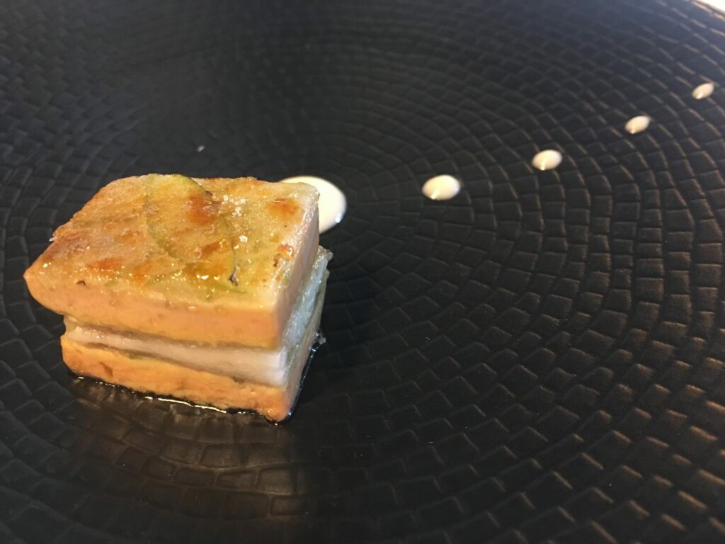 Milhojas caramelizadas de anguila ahumada, foie gras, cebolleta y manzana verde