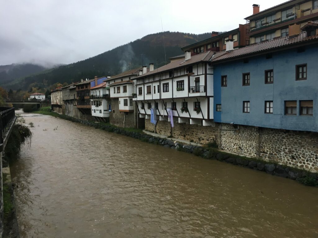 Casas de Orozko junto al río Altube