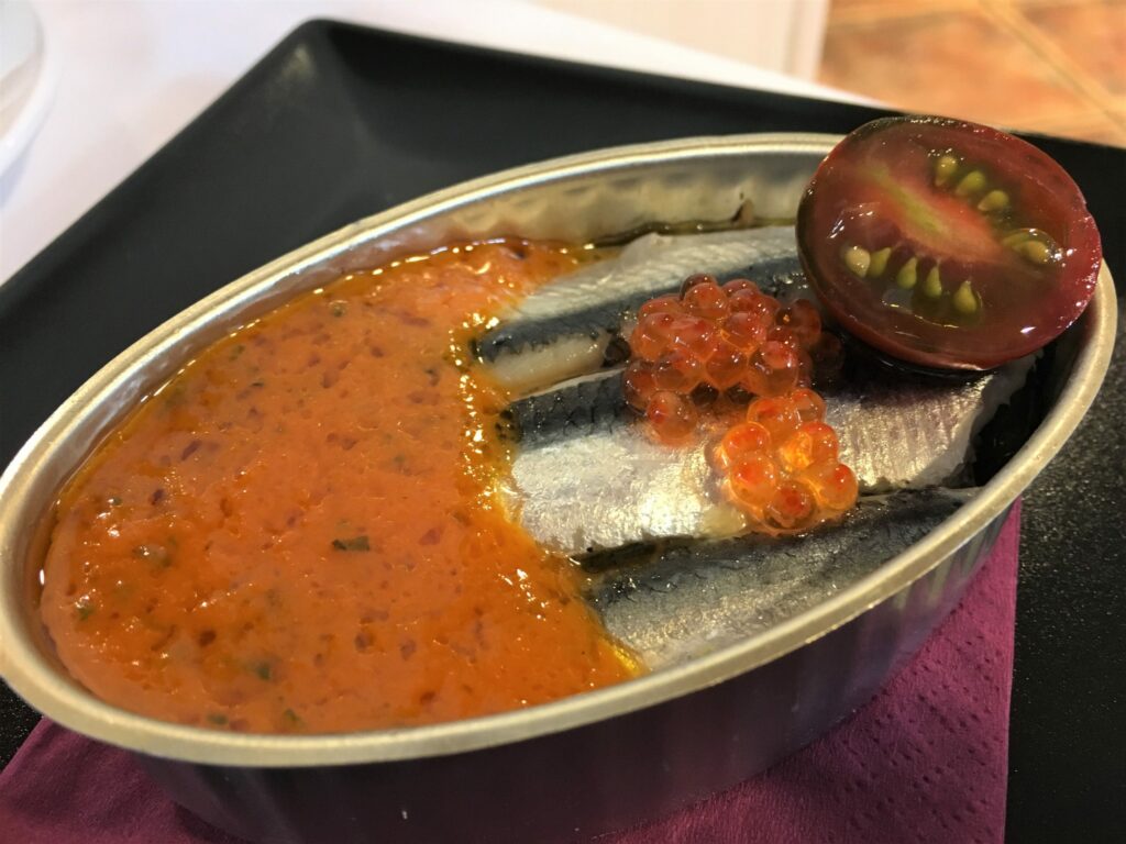 Lata de anchoas marinadas con verduras asadas y vinagreta de tomate y albahaca