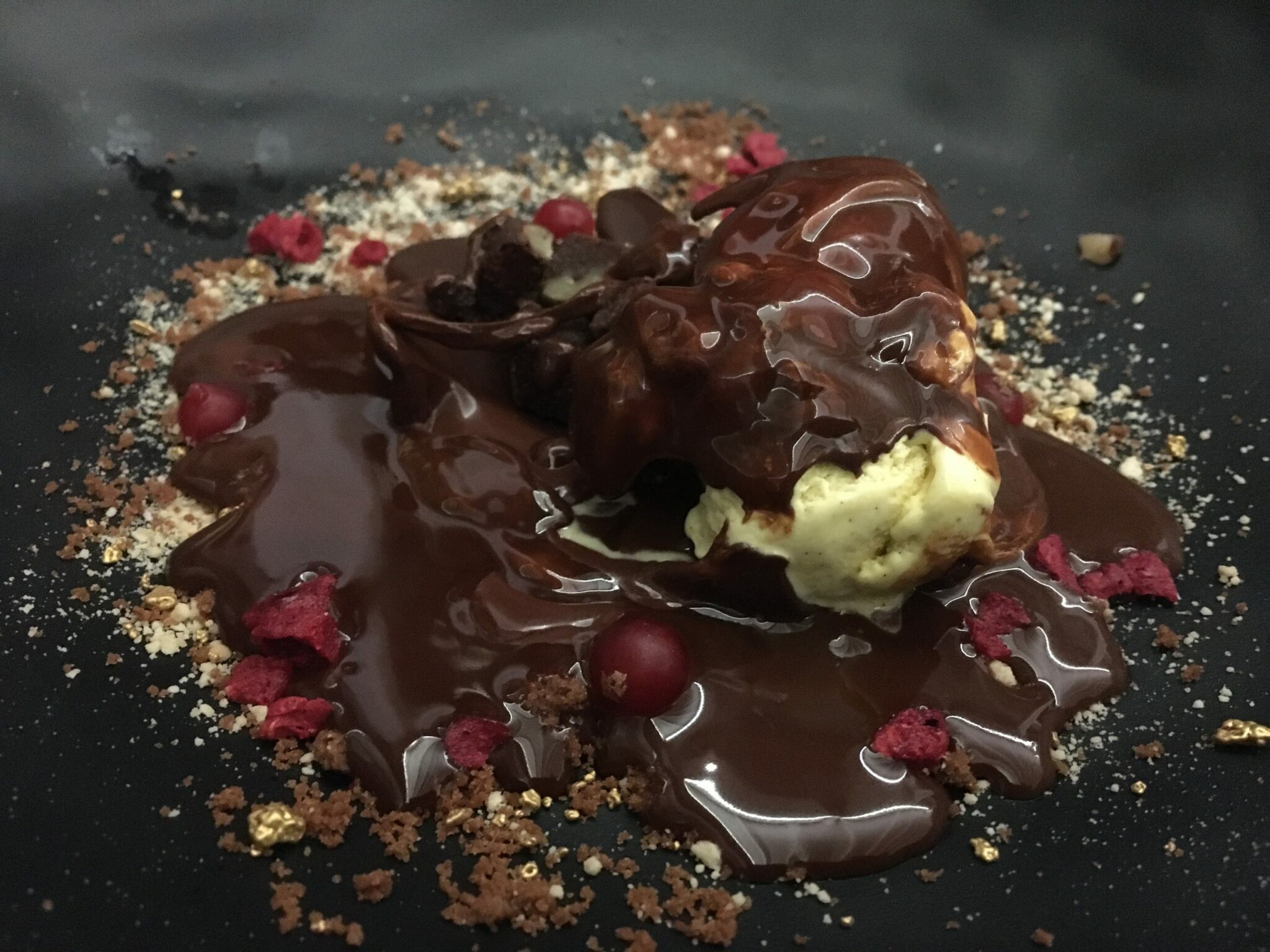 Esfera de chocolate con brownie templado