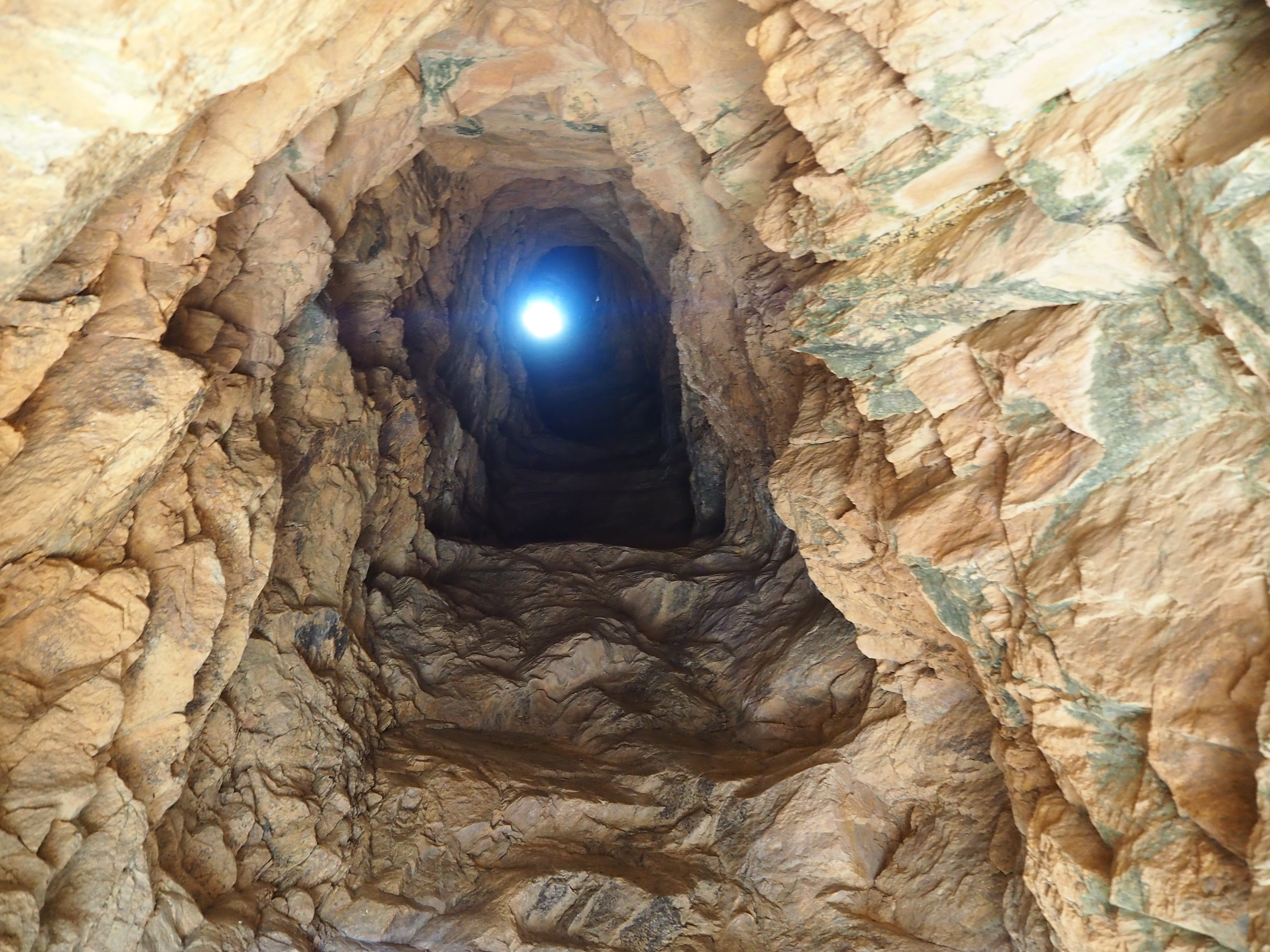 Túnel excavado en la roca