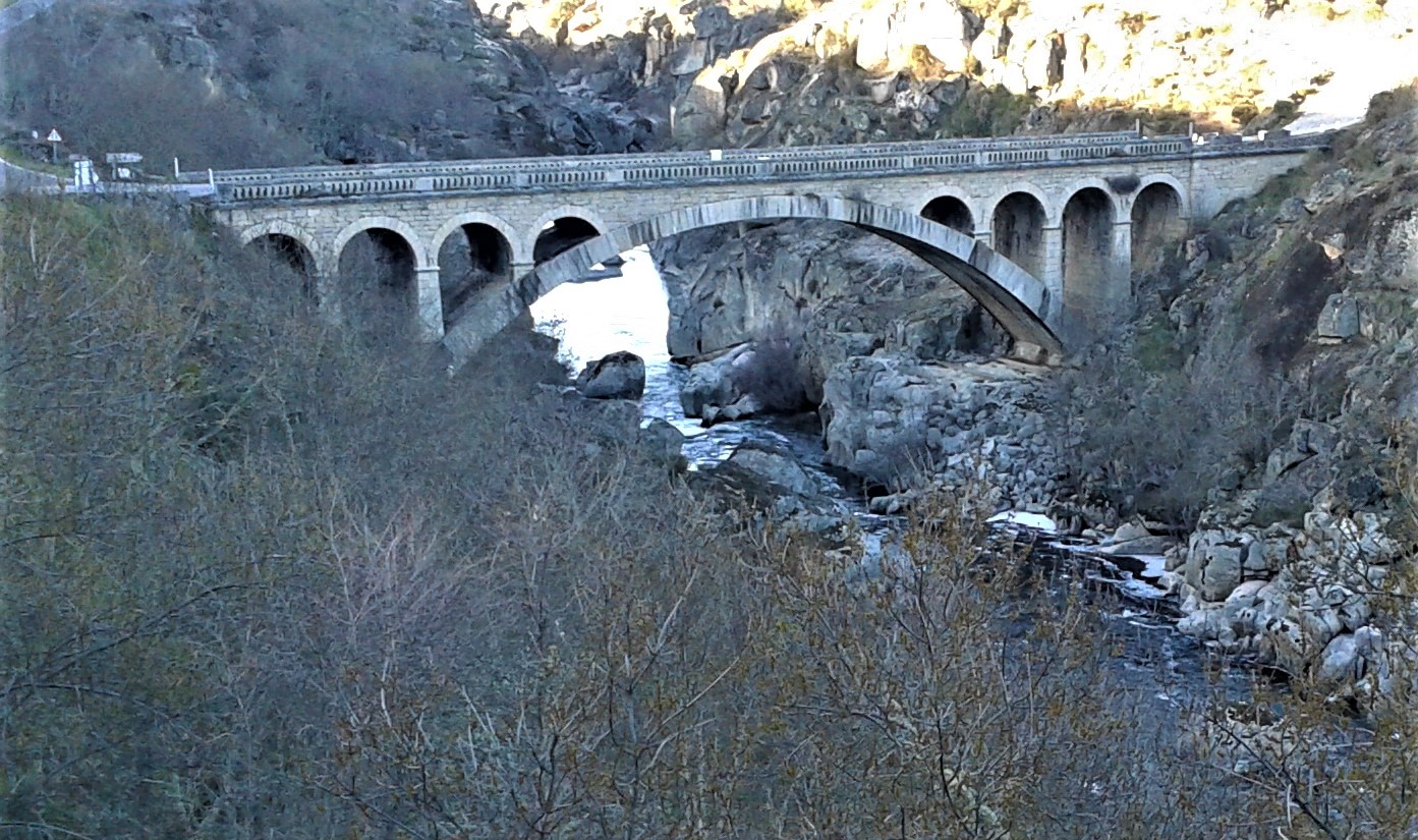 Puente Resbala sobre el río Huebra