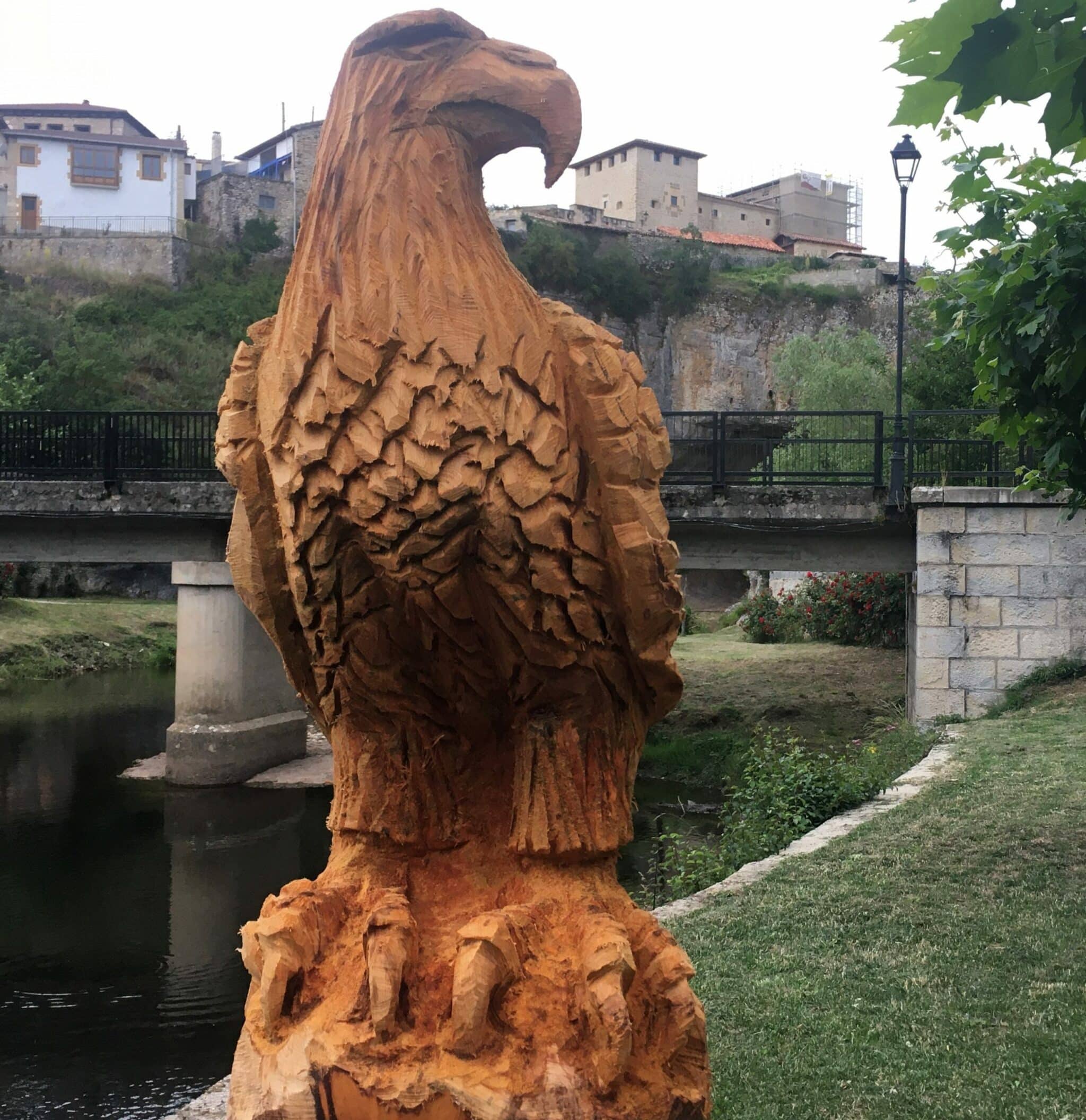 Águila de madera en Puentedey